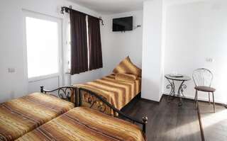 Мотели Motel Aris Meridian Пьятра-Нямц Трехместный номер Делюкс-1